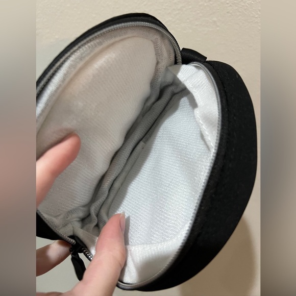 Beats black small headphone case with clip. - Picture 6 of 7